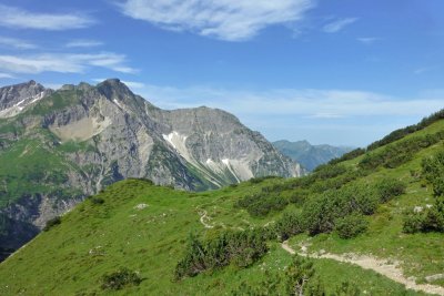 Über die innere Kuhgehrenalpe (1.673 m) geht es weiter zur Fiderepasshütte
