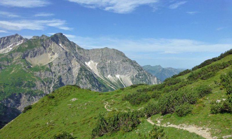 Über die innere Kuhgehrenalpe (1.673 m) geht es weiter zur Fiderepasshütte