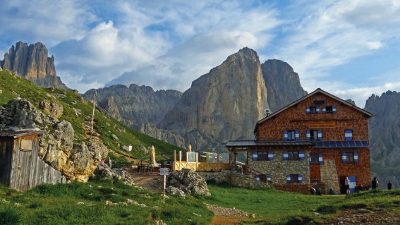 4. Tag - Die Rifugio Roda di Vael (Rotwandhütte), unsere Übernachtung am vierten Tag, mit Blick auf Mugogn