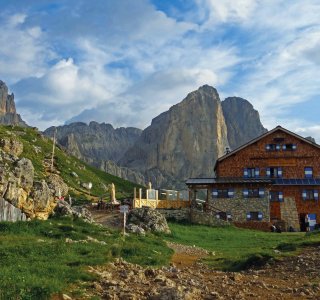 4. Tag - Die Rifugio Roda di Vael (Rotwandhütte), unsere Übernachtung am vierten Tag, mit Blick auf Mugogn