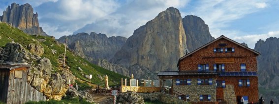 4. Tag - Die Rifugio Roda di Vael (Rotwandhütte), unsere Übernachtung am vierten Tag, mit Blick auf Mugogn