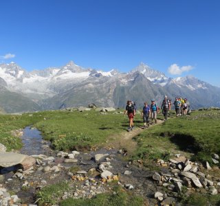 Aufstieg Rotenboden mit Weißhorn, Zinalrothorn, Wellenkuppe und Obergabelhorn | © OASE alpin GmbH