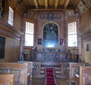 5. Tag - Der schön gestaltete Innenraum der kleinen Holzkapelle bei Zuort