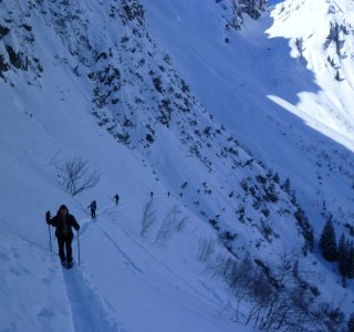 1. Tag - Steile Querung mit Sicherheitsabständen im Aufstieg zur Obergemstelalpe