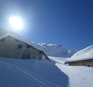 1. Tag - Die Obergemstelalpe (1.694 m) ist im Winter geschlossen, trotzdem machen wir hier eine Pause