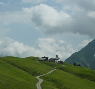 2. Tag - Nach dem Auenfeldsattel öffnet sich der Blick auf die Alpe Bürstegg, die ersten Häuser des berühmten Skiortes Lech