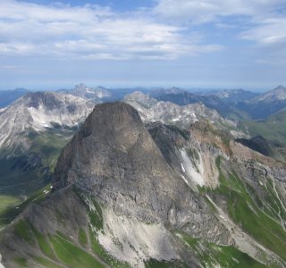 3. Tag - Vom Valluga Gipfel (2.808 m) reicht der Blick zurück über die Roggspitze bis ins Kleine Walsertal