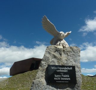 Gedenkstein am Timmelsjoch (2.509 m), direkt auf der Passhöhe verläuft die Grenze zu Italien