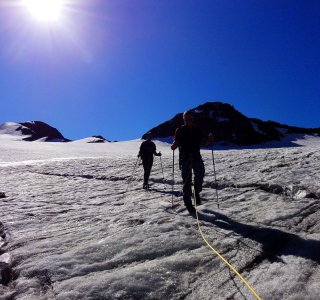 6. Tag - Auch beim Abstieg über den Gletscher gehen wir wieder am Seil gesichert