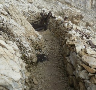 4. Tag - Der Abstieg zum Passo Falzarego führt durch alte Schützengräben