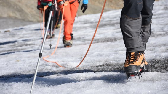 2. Tag - Für den Aufstieg über den Gletscher benötigen wir Hochtourenausrüstung; Alpiner Basiskurs am Gepatschhaus, Kaunertal