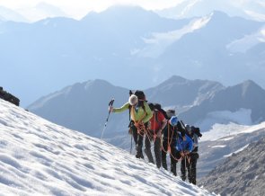 Aufstieg zum Fluchtkogel, in der Bildmitte die Guslarspitze