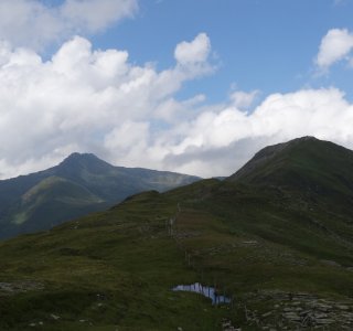 3. Tag - Blick zurück auf Laubkogel (2.317 m), Sonnwendkogel (2.288 m) und Kröndlhorn (2.444 m)