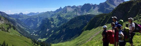 Über dem Hochrappenalptal mit Blick auf die Allgäuer Alpen