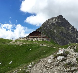 Die Fiderepasshütte (2.070 m) im Hintergrund die Hammerspitze