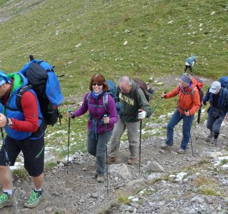 Unsere heutige Etappe startet mit einem kurzen Aufstieg zur Großen Steinscharte (2267 m)