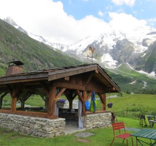 Tour du Mont Blanc 1. Tag - Die gemütliche Terrasse am Refuge de Miage mit Blick auf den Glacier de Miage