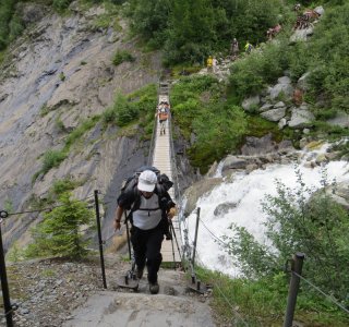 Tour du Mont Blanc 1. Tag - Nach der Auffahrt mit der Seilbahn überqueren wir über eine Hängebrücke den Torrent du Bionassay