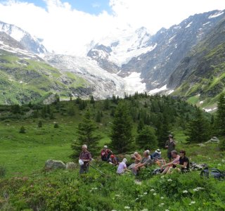 Tour du Mont Blanc 1. Tag - Trinkpause mit Blick auf den Glacier du Bionassay und den Dôme du Goûter