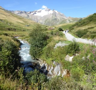 Tour du Mont Blanc 3. Tag - Die letzten Meter des dritten Tages führen gemütlich auf einem Schotterweg ins Valle des Glaciers