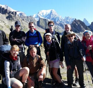 Tour du Mont Blanc 4. Tag - Gruppenbild am Col de la Seigne (2.516 m) mit dem Mont Blanc im Hintergrund