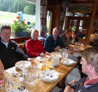 Tour du Mont Blanc 5. Tag - Das Abendessen im gemütlichen Relais d'Arpette ist typisch schweizerisch