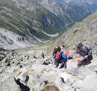 Tour du Mont Blanc 6. Tag - Der Abstieg vom Fenêtre d'Arpette führt steil hinunter ins Val Trient