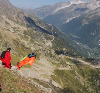Tour du Mont Blanc 7. Tag - Waghalsig stürzen sich diese Basejumper ins Arvetal nach Chamonix