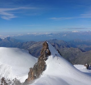 Wallis-Südseite 5. Tag - Gruppe im Aufstieg zum Schwarzhorn (4.321 m), links die Vincent-Pyramide, rechts das Balmenhorn