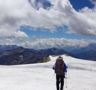 Wallis-Südseite 3. Tag - Über den Felikgletscher führt die Abstiegsroute zur Rif. Quintino-Sella (3.585 m)