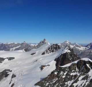 Wallis-Südseite 3. Tag - Blick zurück auf die vier Hörner Matterhorn, Ober Gabelhorn, Zinalrothorn und Weißhorn