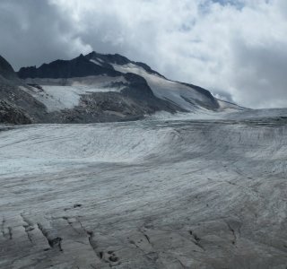 2. Tag - Über den flachen Adamello Gletscher steigen wir auf zur Rif. Lobbia Alta (3.040 m)