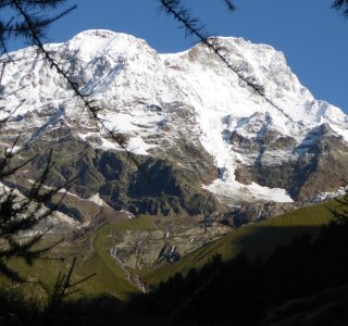 3. Tag - Blick von der Hütte auf Parrotspitze und Signalkuppe (4.554 m) am nächsten Morgen