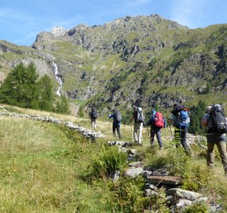 3. Tag - Vorbei an alten Steinmauern geht es über Wiesen zum Colle Valdobbia (2.480 m)