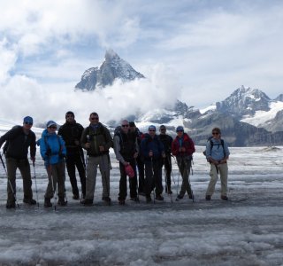 5. Tag - Gruppenbild mit Matterhorn beim Abstieg über den Teodul-Gletscher zum Trockener Steg