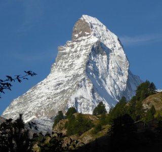 Das Matterhorn (4.478 m) von Zermatt aus mit dem markanten Hörnligrat