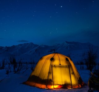 Campieren in der arktischen Nacht