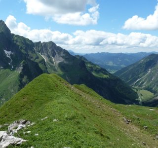 4. Tag - Blick beim Aufstieg zum Himmeleck (2.007 m) ins Oytal und auf die Höfats (links)