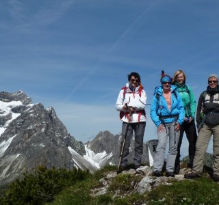 Gruppenbild am Grenzstein nach Österreich, im Hintergrund der Große Widderstein (2.533 m)