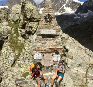 Kriegerdenkmal im Aufstieg zur Rif Marinelli - m Hintergrund die Piz Bernina und der Piz Roseg