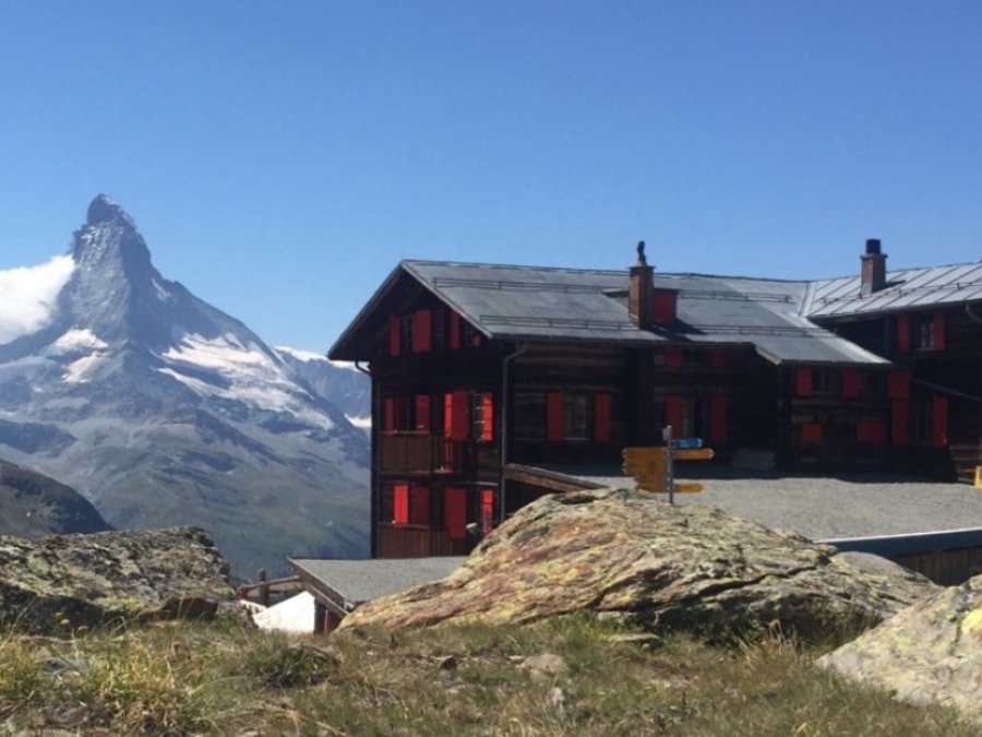 Fluhalphütte mit Blick aufs Matterhorn