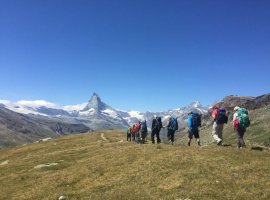 Im Abstieg zur Fluhalphütte mit großartiger Aussicht auf das Matterhorn
