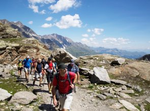 Gruppe von Wanderer auf dem Aufstieg zum Eisjöchl
