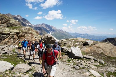 Gruppe von Wanderer auf dem Aufstieg zum Eisjöchl
