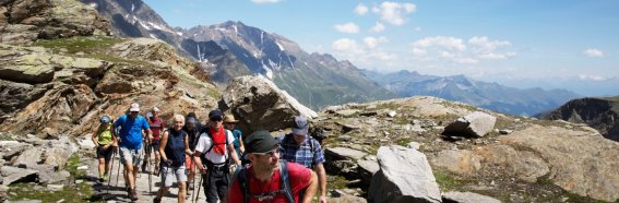 Gruppe von Wanderer auf dem Aufstieg zum Eisjöchl