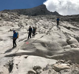 Dachstein-Umrundung 5.Tag Abstieg über Karrenfelsen Richtung Gjaidalm