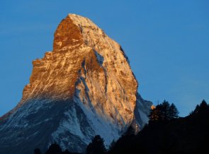 Alpenglühen am Matterhorn am frühen Morgen