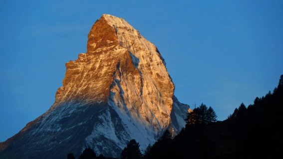 Alpenglühen am Matterhorn am frühen Morgen