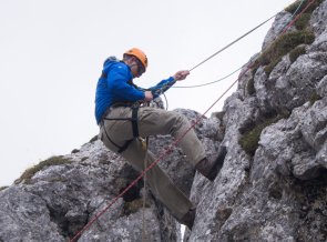 Abseilen beim Bergsteiger-Grundkurs am Gimpelhaus, Allgäuer Alpen