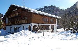 Hotel Außenansicht im Winter